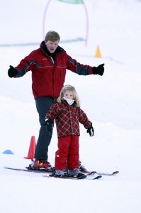 13-02-2008 KONINKLIJK HUIS;  KONINKLIJKE FAMILIE OP WINTERSPORTVAKANTIE IN LECH.
Koningin Beatrix - Prins Willem Alexander - Prinses Maxima met hun kinderen Amalia-Alexia en Ariane en Prins Constantijn met Prinses Laurentien met hun kinderen Eloise-Claus Casimir en Leonore zijn op wintersport vakantie in het prachtige Lech. Alexander en Maxima met hun kinderen verbleven in een gehuurde villa en Koningin Beatrix met Constantijn en Laurentien en de kinderen in hotel Post waar zij al vele jaren de naast gelegen villa huren.
foto: Albert den Iseger.