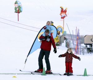 13-02-2008 KONINKLIJK HUIS;  KONINKLIJKE FAMILIE OP WINTERSPORTVAKANTIE IN LECH.
Koningin Beatrix - Prins Willem Alexander - Prinses Maxima met hun kinderen Amalia-Alexia en Ariane en Prins Constantijn met Prinses Laurentien met hun kinderen Eloise-Claus Casimir en Leonore zijn op wintersport vakantie in het prachtige Lech. Alexander en Maxima met hun kinderen verbleven in een gehuurde villa en Koningin Beatrix met Constantijn en Laurentien en de kinderen in hotel Post waar zij al vele jaren de naast gelegen villa huren.
foto: Albert den Iseger.
