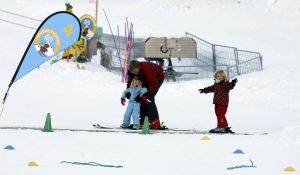 13-02-2008 KONINKLIJK HUIS;  KONINKLIJKE FAMILIE OP WINTERSPORTVAKANTIE IN LECH.
Koningin Beatrix - Prins Willem Alexander - Prinses Maxima met hun kinderen Amalia-Alexia en Ariane en Prins Constantijn met Prinses Laurentien met hun kinderen Eloise-Claus Casimir en Leonore zijn op wintersport vakantie in het prachtige Lech. Alexander en Maxima met hun kinderen verbleven in een gehuurde villa en Koningin Beatrix met Constantijn en Laurentien en de kinderen in hotel Post waar zij al vele jaren de naast gelegen villa huren.
foto: Albert den Iseger.