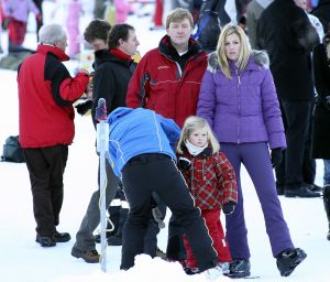 13-02-2008 KONINKLIJK HUIS;  KONINKLIJKE FAMILIE OP WINTERSPORTVAKANTIE IN LECH.
Koningin Beatrix - Prins Willem Alexander - Prinses Maxima met hun kinderen Amalia-Alexia en Ariane en Prins Constantijn met Prinses Laurentien met hun kinderen Eloise-Claus Casimir en Leonore zijn op wintersport vakantie in het prachtige Lech. Alexander en Maxima met hun kinderen verbleven in een gehuurde villa en Koningin Beatrix met Constantijn en Laurentien en de kinderen in hotel Post waar zij al vele jaren de naast gelegen villa huren.
foto: Albert den Iseger.13-02-2008 KONINKLIJK HUIS;  KONINKLIJKE FAMILIE OP WINTERSPORTVAKANTIE IN LECH.
Koningin Beatrix - Prins Willem Alexander - Prinses Maxima met hun kinderen Amalia-Alexia en Ariane en Prins Constantijn met Prinses Laurentien met hun kinderen Eloise-Claus Casimir en Leonore zijn op wintersport vakantie in het prachtige Lech. Alexander en Maxima met hun kinderen verbleven in een gehuurde villa en Koningin Beatrix met Constantijn en Laurentien en de kinderen in hotel Post waar zij al vele jaren de naast gelegen villa huren.
foto: Albert den Iseger.13-02-2008 KONINKLIJK HUIS;  KONINKLIJKE FAMILIE OP WINTERSPORTVAKANTIE IN LECH.
Koningin Beatrix - Prins Willem Alexander - Prinses Maxima met hun kinderen Amalia-Alexia en Ariane en Prins Constantijn met Prinses Laurentien met hun kinderen Eloise-Claus Casimir en Leonore zijn op wintersport vakantie in het prachtige Lech. Alexander en Maxima met hun kinderen verbleven in een gehuurde villa en Koningin Beatrix met Constantijn en Laurentien en de kinderen in hotel Post waar zij al vele jaren de naast gelegen villa huren.
foto: Albert den Iseger.13-02-2008 KONINKLIJK HUIS;  KONINKLIJKE FAMILIE OP WINTERSPORTVAKANTIE IN LECH.
Koningin Beatrix - Prins Willem Alexander - Prinses Maxima met hun kinderen Amalia-Alexia en Ariane en Prins Constantijn met Prinses Laurentien met hun kinderen Eloise-Claus Casimir en Leonore zijn op wintersport vakantie in het prachtige Lech. Alexander en Maxima met hun kinderen verbleven in een gehuurde villa en Koningin Beatrix met Constantijn en Laurentien en de kinderen in hotel Post waar zij al vele jaren de naast gelegen villa huren.
foto: Albert den Iseger.13-02-2008 KONINKLIJK HUIS;  KONINKLIJKE FAMILIE OP WINTERSPORTVAKANTIE IN LECH.
Koningin Beatrix - Prins Willem Alexander - Prinses Maxima met hun kinderen Amalia-Alexia en Ariane en Prins Constantijn met Prinses Laurentien met hun kinderen Eloise-Claus Casimir en Leonore zijn op wintersport vakantie in het prachtige Lech. Alexander en Maxima met hun kinderen verbleven in een gehuurde villa en Koningin Beatrix met Constantijn en Laurentien en de kinderen in hotel Post waar zij al vele jaren de naast gelegen villa huren.
foto: Albert den Iseger.13-02-2008 KONINKLIJK HUIS;  KONINKLIJKE FAMILIE OP WINTERSPORTVAKANTIE IN LECH.
Koningin Beatrix - Prins Willem Alexander - Prinses Maxima met hun kinderen Amalia-Alexia en Ariane en Prins Constantijn met Prinses Laurentien met hun kinderen Eloise-Claus Casimir en Leonore zijn op wintersport vakantie in het prachtige Lech. Alexander en Maxima met hun kinderen verbleven in een gehuurde villa en Koningin Beatrix met Constantijn en Laurentien en de kinderen in hotel Post waar zij al vele jaren de naast gelegen villa huren.
foto: Albert den Iseger.13-02-2008 KONINKLIJK HUIS;  KONINKLIJKE FAMILIE OP WINTERSPORTVAKANTIE IN LECH.
Koningin Beatrix - Prins Willem Alexander - Prinses Maxima met hun kinderen Amalia-Alexia en Ariane en Prins Constantijn met Prinses Laurentien met hun kinderen Eloise-Claus Casimir en Leonore zijn op wintersport vakantie in het prachtige Lech. Alexander en Maxima met hun kinderen verbleven in een gehuurde villa en Koningin Beatrix met Constantijn en Laurentien en de kinderen in hotel Post waar zij al vele jaren de naast gelegen villa huren.
foto: Albert den Iseger.13-02-2008 KONINKLIJK HUIS;  KONINKLIJKE FAMILIE OP WINTERSPORTVAKANTIE IN LECH.
Koningin Beatrix - Prins Willem Alexander - Prinses Maxima met hun kinderen Amalia-Alexia en Ariane en Prins Constantijn met Prinses Laurentien met hun kinderen Eloise-Claus Casimir en Leonore zijn op wintersport vakantie in het prachtige Lech. Alexander en Maxima met hun kinderen verbleven in een gehuurde villa en Koningin Beatrix met Constantijn en Laurentien en de kinderen in hotel Post waar zij al vele jaren de naast gelegen villa huren.
foto: Albert den Iseger.13-02-2008 KONINKLIJK HUIS;  KONINKLIJKE FAMILIE OP WINTERSPORTVAKANTIE IN LECH.
Koningin Beatrix - Prins Willem Alexander - Prinses Maxima met hun kinderen Amalia-Alexia en Ariane en Prins Constantijn met Prinses Laurentien met hun kinderen Eloise-Claus Casimir en Leonore zijn op wintersport vakantie in het prachtige Lech. Alexander en Maxima met hun kinderen verbleven in een gehuurde villa en Koningin Beatrix met Constantijn en Laurentien en de kinderen in hotel Post waar zij al vele jaren de naast gelegen villa huren.
foto: Albert den Iseger.13-02-2008 KONINKLIJK HUIS;  KONINKLIJKE FAMILIE OP WINTERSPORTVAKANTIE IN LECH.
Koningin Beatrix - Prins Willem Alexander - Prinses Maxima met hun kinderen Amalia-Alexia en Ariane en Prins Constantijn met Prinses Laurentien met hun kinderen Eloise-Claus Casimir en Leonore zijn op wintersport vakantie in het prachtige Lech. Alexander en Maxima met hun kinderen verbleven in een gehuurde villa en Koningin Beatrix met Constantijn en Laurentien en de kinderen in hotel Post waar zij al vele jaren de naast gelegen villa huren.
foto: Albert den Iseger.13-02-2008 KONINKLIJK HUIS;  KONINKLIJKE FAMILIE OP WINTERSPORTVAKANTIE IN LECH.
Koningin Beatrix - Prins Willem Alexander - Prinses Maxima met hun kinderen Amalia-Alexia en Ariane en Prins Constantijn met Prinses Laurentien met hun kinderen Eloise-Claus Casimir en Leonore zijn op wintersport vakantie in het prachtige Lech. Alexander en Maxima met hun kinderen verbleven in een gehuurde villa en Koningin Beatrix met Constantijn en Laurentien en de kinderen in hotel Post waar zij al vele jaren de naast gelegen villa huren.
foto: Albert den Iseger.13-02-2008 KONINKLIJK HUIS;  KONINKLIJKE FAMILIE OP WINTERSPORTVAKANTIE IN LECH.
Koningin Beatrix - Prins Willem Alexander - Prinses Maxima met hun kinderen Amalia-Alexia en Ariane en Prins Constantijn met Prinses Laurentien met hun kinderen Eloise-Claus Casimir en Leonore zijn op wintersport vakantie in het prachtige Lech. Alexander en Maxima met hun kinderen verbleven in een gehuurde villa en Koningin Beatrix met Constantijn en Laurentien en de kinderen in hotel Post waar zij al vele jaren de naast gelegen villa huren.
foto: Albert den Iseger.13-02-2008 KONINKLIJK HUIS;  KONINKLIJKE FAMILIE OP WINTERSPORTVAKANTIE IN LECH.
Koningin Beatrix - Prins Willem Alexander - Prinses Maxima met hun kinderen Amalia-Alexia en Ariane en Prins Constantijn met Prinses Laurentien met hun kinderen Eloise-Claus Casimir en Leonore zijn op wintersport vakantie in het prachtige Lech. Alexander en Maxima met hun kinderen verbleven in een gehuurde villa en Koningin Beatrix met Constantijn en Laurentien en de kinderen in hotel Post waar zij al vele jaren de naast gelegen villa huren.
foto: Albert den Iseger.
