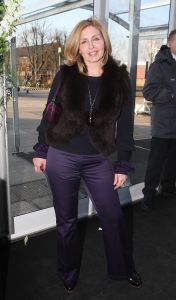 03-02-2009 SHOWBIZZ; ADDY V.D.KROMMENACKER LAAT MEER DAN 100 CREATIES WAPPEREN. Addy van den Krommenacker de maker van de weelderige avondjaponnen heeft in de mode wereld allang een gevestigde naam maar deed zijn naam eer aan om op de Amsterdam fashion week voor de eerste keer zijn modellen te tonen. Op een zelf ontworpen catwalk van spiegel platen met betoverend licht werd het weer een van de mooiste modeshows van de Amsterdam fashionweek. Vele Bn ers waren in het koude weer toch in grote getale op komen draven om te gaan genieten van al het moois wat Addy en zijn modeteam weer lieten zien.
foto: Albert den Iseger.