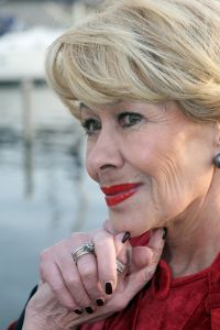 04-02-2009 SHOWBIZZ; RIA VALK VIERT 50 JARIG JUBILEUM ALS ARTIESTE. Veel artiesten waren naar Loosdrecht gekomen om samen met Ria het glas te heffen. Zo was daar haar ontdekker Peter Koelewijn en tal van andere vrienden uit het vak. Ria die tegenwoordig in de buurt van Marbella woont was in haar nopjes over zoveel aandacht en zong voor de aanwezige een prachtig lied. Ook haar dochter Monique en kleindochter Sam waren aanwezig, partner Herman en huisvriend Fred waren blij dat de familie weer in goede gezondheid bij elkaar waren. 
foto: Albert den Iseger.