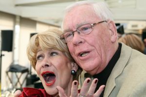 04-02-2009 SHOWBIZZ; RIA VALK VIERT 50 JARIG JUBILEUM ALS ARTIESTE. Veel artiesten waren naar Loosdrecht gekomen om samen met Ria het glas te heffen. Zo was daar haar ontdekker Peter Koelewijn en tal van andere vrienden uit het vak. Ria die tegenwoordig in de buurt van Marbella woont was in haar nopjes over zoveel aandacht en zong voor de aanwezige een prachtig lied. Ook haar dochter Monique en kleindochter Sam waren aanwezig, partner Herman en huisvriend Fred waren blij dat de familie weer in goede gezondheid bij elkaar waren. 
foto: Albert den Iseger.