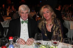 26-02-2009 SHOWBIZZ; BENEFIETAVOND STICHTING HELP DIRECT GROOT SUCCES. Een dolblije Hans Langhout met zijn partner Jacques d Ancona met de mooie opbrengst met maar liefst 95.000 euro. Vele bekenden waren naar Groningen toe gekomen om beide heren te steunen met hun stichting. Vele traden ook op oa. Liesbeth List-Ellen Evers-Mariska van Kolck-Stanley Burleson-Rene van Kooten-Ronnie Tober-Joke de Kruijf-Nick Boes en naruurlijk Hans Klok.
foto: Albert den Iseger