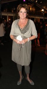 03-02-2009 SHOWBIZZ; ADDY V.D.KROMMENACKER LAAT MEER DAN 100 CREATIES WAPPEREN. Addy van den Krommenacker de maker van de weelderige avondjaponnen heeft in de mode wereld allang een gevestigde naam maar deed zijn naam eer aan om op de Amsterdam fashion week voor de eerste keer zijn modellen te tonen. Op een zelf ontworpen catwalk van spiegel platen met betoverend licht werd het weer een van de mooiste modeshows van de Amsterdam fashionweek. Vele Bn ers waren in het koude weer toch in grote getale op komen draven om te gaan genieten van al het moois wat Addy en zijn modeteam weer lieten zien.
foto: Albert den Iseger.
