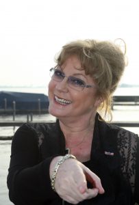 04-02-2009 SHOWBIZZ; RIA VALK VIERT 50 JARIG JUBILEUM ALS ARTIESTE. Veel artiesten waren naar Loosdrecht gekomen om samen met Ria het glas te heffen. Zo was daar haar ontdekker Peter Koelewijn en tal van andere vrienden uit het vak. Ria die tegenwoordig in de buurt van Marbella woont was in haar nopjes over zoveel aandacht en zong voor de aanwezige een prachtig lied. Ook haar dochter Monique en kleindochter Sam waren aanwezig, partner Herman en huisvriend Fred waren blij dat de familie weer in goede gezondheid bij elkaar waren. 
foto: Albert den Iseger.