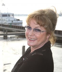 04-02-2009 SHOWBIZZ; RIA VALK VIERT 50 JARIG JUBILEUM ALS ARTIESTE. Veel artiesten waren naar Loosdrecht gekomen om samen met Ria het glas te heffen. Zo was daar haar ontdekker Peter Koelewijn en tal van andere vrienden uit het vak. Ria die tegenwoordig in de buurt van Marbella woont was in haar nopjes over zoveel aandacht en zong voor de aanwezige een prachtig lied. Ook haar dochter Monique en kleindochter Sam waren aanwezig, partner Herman en huisvriend Fred waren blij dat de familie weer in goede gezondheid bij elkaar waren. 
foto: Albert den Iseger.