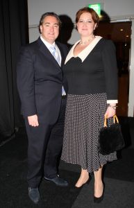 26-02-2009 SHOWBIZZ; BENEFIETAVOND STICHTING HELP DIRECT GROOT SUCCES. Een dolblije Hans Langhout met zijn partner Jacques d Ancona met de mooie opbrengst met maar liefst 95.000 euro. Vele bekenden waren naar Groningen toe gekomen om beide heren te steunen met hun stichting. Vele traden ook op oa. Liesbeth List-Ellen Evers-Mariska van Kolck-Stanley Burleson-Rene van Kooten-Ronnie Tober-Joke de Kruijf-Nick Boes en naruurlijk Hans Klok.
foto: Albert den Iseger