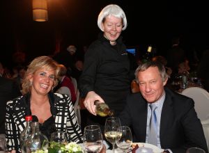 26-02-2009 SHOWBIZZ; BENEFIETAVOND STICHTING HELP DIRECT GROOT SUCCES. Een dolblije Hans Langhout met zijn partner Jacques d Ancona met de mooie opbrengst met maar liefst 95.000 euro. Vele bekenden waren naar Groningen toe gekomen om beide heren te steunen met hun stichting. Vele traden ook op oa. Liesbeth List-Ellen Evers-Mariska van Kolck-Stanley Burleson-Rene van Kooten-Ronnie Tober-Joke de Kruijf-Nick Boes en naruurlijk Hans Klok.
foto: Albert den Iseger