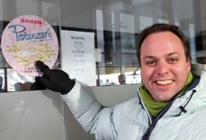 09-02-2009 SHOWBIZZ; FRANS BAUER IS MET BANANA SPLIT KIJK CIJFER CANON GEWORDEN. Frans scoorde met zijn eerste aflevering van Banana split meer dan 3 miljoen kijkers. Een waar kijkcijfer canon met een opmerkelijk feit dat Frans  zijn lach heeft veranderd. Vandaag nr. 1 op de SKO kijk cijferslijst alweer een nummer een hit  voor Frans Bauer.
foto: Albert den Iseger.