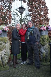 06-02-2009 SHOWBIZZ; GEORGE VAN HERWAARDE THUIS OVERVALLEN. George van Herwaarden en partner Fransje Mulder zijn thuis overvallen en berooft van meer dan 500.000 euro aan kunst en waardevolle spullen. Afgelopen week werden zij thuis in Belgie overvallen door drie gangsters en werden zij gekneveld op de keuken vloer gegooid. Ook hun dochter Doortje werd met een pistool uit bed gehaald en gekneveld. Het aangrijpende verhaal deze week in weekblad Prive.
foto: Albert den Iseger.