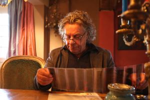 06-02-2009 SHOWBIZZ; GEORGE VAN HERWAARDE THUIS OVERVALLEN. George van Herwaarden en partner Fransje Mulder zijn thuis overvallen en berooft van meer dan 500.000 euro aan kunst en waardevolle spullen. Afgelopen week werden zij thuis in Belgie overvallen door drie gangsters en werden zij gekneveld op de keuken vloer gegooid. Ook hun dochter Doortje werd met een pistool uit bed gehaald en gekneveld. Het aangrijpende verhaal deze week in weekblad Prive.
foto: Albert den Iseger.