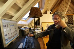 06-02-2009 SHOWBIZZ; GEORGE VAN HERWAARDE THUIS OVERVALLEN. George van Herwaarden en partner Fransje Mulder zijn thuis overvallen en berooft van meer dan 500.000 euro aan kunst en waardevolle spullen. Afgelopen week werden zij thuis in Belgie overvallen door drie gangsters en werden zij gekneveld op de keuken vloer gegooid. Ook hun dochter Doortje werd met een pistool uit bed gehaald en gekneveld. Het aangrijpende verhaal deze week in weekblad Prive.
foto: Albert den Iseger.
