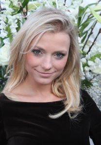 03-02-2009 SHOWBIZZ; ADDY V.D.KROMMENACKER LAAT MEER DAN 100 CREATIES WAPPEREN. Addy van den Krommenacker de maker van de weelderige avondjaponnen heeft in de mode wereld allang een gevestigde naam maar deed zijn naam eer aan om op de Amsterdam fashion week voor de eerste keer zijn modellen te tonen. Op een zelf ontworpen catwalk van spiegel platen met betoverend licht werd het weer een van de mooiste modeshows van de Amsterdam fashionweek. Vele Bn ers waren in het koude weer toch in grote getale op komen draven om te gaan genieten van al het moois wat Addy en zijn modeteam weer lieten zien.
foto: Albert den Iseger.