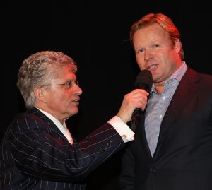 26-02-2009 SHOWBIZZ; BENEFIETAVOND STICHTING HELP DIRECT GROOT SUCCES. Een dolblije Hans Langhout met zijn partner Jacques d Ancona met de mooie opbrengst met maar liefst 95.000 euro. Vele bekenden waren naar Groningen toe gekomen om beide heren te steunen met hun stichting. Vele traden ook op oa. Liesbeth List-Ellen Evers-Mariska van Kolck-Stanley Burleson-Rene van Kooten-Ronnie Tober-Joke de Kruijf-Nick Boes en naruurlijk Hans Klok.
foto: Albert den Iseger