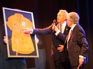 26-02-2009 SHOWBIZZ; BENEFIETAVOND STICHTING HELP DIRECT GROOT SUCCES. Een dolblije Hans Langhout met zijn partner Jacques d Ancona met de mooie opbrengst met maar liefst 95.000 euro. Vele bekenden waren naar Groningen toe gekomen om beide heren te steunen met hun stichting. Vele traden ook op oa. Liesbeth List-Ellen Evers-Mariska van Kolck-Stanley Burleson-Rene van Kooten-Ronnie Tober-Joke de Kruijf-Nick Boes en naruurlijk Hans Klok.
foto: Albert den Iseger
