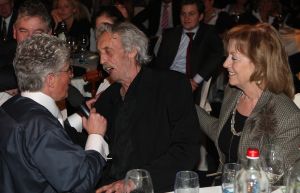 26-02-2009 SHOWBIZZ; BENEFIETAVOND STICHTING HELP DIRECT GROOT SUCCES. Een dolblije Hans Langhout met zijn partner Jacques d Ancona met de mooie opbrengst met maar liefst 95.000 euro. Vele bekenden waren naar Groningen toe gekomen om beide heren te steunen met hun stichting. Vele traden ook op oa. Liesbeth List-Ellen Evers-Mariska van Kolck-Stanley Burleson-Rene van Kooten-Ronnie Tober-Joke de Kruijf-Nick Boes en naruurlijk Hans Klok.
foto: Albert den Iseger