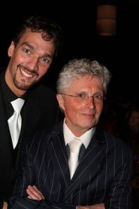 26-02-2009 SHOWBIZZ; BENEFIETAVOND STICHTING HELP DIRECT GROOT SUCCES. Een dolblije Hans Langhout met zijn partner Jacques d Ancona met de mooie opbrengst met maar liefst 95.000 euro. Vele bekenden waren naar Groningen toe gekomen om beide heren te steunen met hun stichting. Vele traden ook op oa. Liesbeth List-Ellen Evers-Mariska van Kolck-Stanley Burleson-Rene van Kooten-Ronnie Tober-Joke de Kruijf-Nick Boes en naruurlijk Hans Klok.
foto: Albert den Iseger