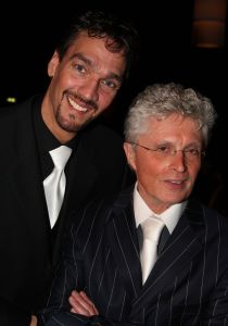 26-02-2009 SHOWBIZZ; BENEFIETAVOND STICHTING HELP DIRECT GROOT SUCCES. Een dolblije Hans Langhout met zijn partner Jacques d Ancona met de mooie opbrengst met maar liefst 95.000 euro. Vele bekenden waren naar Groningen toe gekomen om beide heren te steunen met hun stichting. Vele traden ook op oa. Liesbeth List-Ellen Evers-Mariska van Kolck-Stanley Burleson-Rene van Kooten-Ronnie Tober-Joke de Kruijf-Nick Boes en naruurlijk Hans Klok.
foto: Albert den Iseger