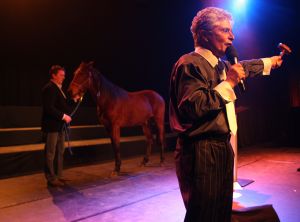 26-02-2009 SHOWBIZZ; BENEFIETAVOND STICHTING HELP DIRECT GROOT SUCCES. Een dolblije Hans Langhout met zijn partner Jacques d Ancona met de mooie opbrengst met maar liefst 95.000 euro. Vele bekenden waren naar Groningen toe gekomen om beide heren te steunen met hun stichting. Vele traden ook op oa. Liesbeth List-Ellen Evers-Mariska van Kolck-Stanley Burleson-Rene van Kooten-Ronnie Tober-Joke de Kruijf-Nick Boes en naruurlijk Hans Klok.
foto: Albert den Iseger