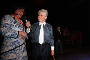 26-02-2009 SHOWBIZZ; BENEFIETAVOND STICHTING HELP DIRECT GROOT SUCCES. Een dolblije Hans Langhout met zijn partner Jacques d Ancona met de mooie opbrengst met maar liefst 95.000 euro. Vele bekenden waren naar Groningen toe gekomen om beide heren te steunen met hun stichting. Vele traden ook op oa. Liesbeth List-Ellen Evers-Mariska van Kolck-Stanley Burleson-Rene van Kooten-Ronnie Tober-Joke de Kruijf-Nick Boes en naruurlijk Hans Klok.
foto: Albert den Iseger