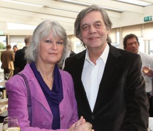 04-02-2009 SHOWBIZZ; RIA VALK VIERT 50 JARIG JUBILEUM ALS ARTIESTE. Veel artiesten waren naar Loosdrecht gekomen om samen met Ria het glas te heffen. Zo was daar haar ontdekker Peter Koelewijn en tal van andere vrienden uit het vak. Ria die tegenwoordig in de buurt van Marbella woont was in haar nopjes over zoveel aandacht en zong voor de aanwezige een prachtig lied. Ook haar dochter Monique en kleindochter Sam waren aanwezig, partner Herman en huisvriend Fred waren blij dat de familie weer in goede gezondheid bij elkaar waren. 
foto: Albert den Iseger.