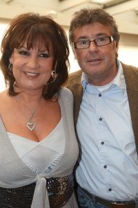04-02-2009 SHOWBIZZ; RIA VALK VIERT 50 JARIG JUBILEUM ALS ARTIESTE. Veel artiesten waren naar Loosdrecht gekomen om samen met Ria het glas te heffen. Zo was daar haar ontdekker Peter Koelewijn en tal van andere vrienden uit het vak. Ria die tegenwoordig in de buurt van Marbella woont was in haar nopjes over zoveel aandacht en zong voor de aanwezige een prachtig lied. Ook haar dochter Monique en kleindochter Sam waren aanwezig, partner Herman en huisvriend Fred waren blij dat de familie weer in goede gezondheid bij elkaar waren. 
foto: Albert den Iseger.