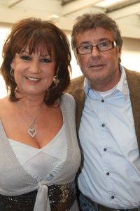 04-02-2009 SHOWBIZZ; RIA VALK VIERT 50 JARIG JUBILEUM ALS ARTIESTE. Veel artiesten waren naar Loosdrecht gekomen om samen met Ria het glas te heffen. Zo was daar haar ontdekker Peter Koelewijn en tal van andere vrienden uit het vak. Ria die tegenwoordig in de buurt van Marbella woont was in haar nopjes over zoveel aandacht en zong voor de aanwezige een prachtig lied. Ook haar dochter Monique en kleindochter Sam waren aanwezig, partner Herman en huisvriend Fred waren blij dat de familie weer in goede gezondheid bij elkaar waren. 
foto: Albert den Iseger.