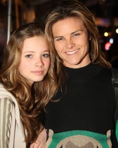 03-02-2009 SHOWBIZZ; ADDY V.D.KROMMENACKER LAAT MEER DAN 100 CREATIES WAPPEREN. Addy van den Krommenacker de maker van de weelderige avondjaponnen heeft in de mode wereld allang een gevestigde naam maar deed zijn naam eer aan om op de Amsterdam fashion week voor de eerste keer zijn modellen te tonen. Op een zelf ontworpen catwalk van spiegel platen met betoverend licht werd het weer een van de mooiste modeshows van de Amsterdam fashionweek. Vele Bn ers waren in het koude weer toch in grote getale op komen draven om te gaan genieten van al het moois wat Addy en zijn modeteam weer lieten zien.
foto: Albert den Iseger.
