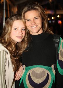 03-02-2009 SHOWBIZZ; ADDY V.D.KROMMENACKER LAAT MEER DAN 100 CREATIES WAPPEREN. Addy van den Krommenacker de maker van de weelderige avondjaponnen heeft in de mode wereld allang een gevestigde naam maar deed zijn naam eer aan om op de Amsterdam fashion week voor de eerste keer zijn modellen te tonen. Op een zelf ontworpen catwalk van spiegel platen met betoverend licht werd het weer een van de mooiste modeshows van de Amsterdam fashionweek. Vele Bn ers waren in het koude weer toch in grote getale op komen draven om te gaan genieten van al het moois wat Addy en zijn modeteam weer lieten zien.
foto: Albert den Iseger.