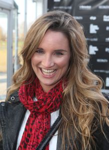 03-02-2009 SHOWBIZZ; ADDY V.D.KROMMENACKER LAAT MEER DAN 100 CREATIES WAPPEREN. Addy van den Krommenacker de maker van de weelderige avondjaponnen heeft in de mode wereld allang een gevestigde naam maar deed zijn naam eer aan om op de Amsterdam fashion week voor de eerste keer zijn modellen te tonen. Op een zelf ontworpen catwalk van spiegel platen met betoverend licht werd het weer een van de mooiste modeshows van de Amsterdam fashionweek. Vele Bn ers waren in het koude weer toch in grote getale op komen draven om te gaan genieten van al het moois wat Addy en zijn modeteam weer lieten zien.
foto: Albert den Iseger.