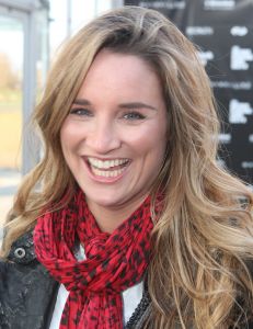 03-02-2009 SHOWBIZZ; ADDY V.D.KROMMENACKER LAAT MEER DAN 100 CREATIES WAPPEREN. Addy van den Krommenacker de maker van de weelderige avondjaponnen heeft in de mode wereld allang een gevestigde naam maar deed zijn naam eer aan om op de Amsterdam fashion week voor de eerste keer zijn modellen te tonen. Op een zelf ontworpen catwalk van spiegel platen met betoverend licht werd het weer een van de mooiste modeshows van de Amsterdam fashionweek. Vele Bn ers waren in het koude weer toch in grote getale op komen draven om te gaan genieten van al het moois wat Addy en zijn modeteam weer lieten zien.
foto: Albert den Iseger.