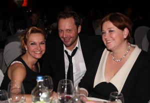 26-02-2009 SHOWBIZZ; BENEFIETAVOND STICHTING HELP DIRECT GROOT SUCCES. Een dolblije Hans Langhout met zijn partner Jacques d Ancona met de mooie opbrengst met maar liefst 95.000 euro. Vele bekenden waren naar Groningen toe gekomen om beide heren te steunen met hun stichting. Vele traden ook op oa. Liesbeth List-Ellen Evers-Mariska van Kolck-Stanley Burleson-Rene van Kooten-Ronnie Tober-Joke de Kruijf-Nick Boes en naruurlijk Hans Klok.
foto: Albert den Iseger