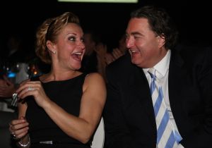 26-02-2009 SHOWBIZZ; BENEFIETAVOND STICHTING HELP DIRECT GROOT SUCCES. Een dolblije Hans Langhout met zijn partner Jacques d Ancona met de mooie opbrengst met maar liefst 95.000 euro. Vele bekenden waren naar Groningen toe gekomen om beide heren te steunen met hun stichting. Vele traden ook op oa. Liesbeth List-Ellen Evers-Mariska van Kolck-Stanley Burleson-Rene van Kooten-Ronnie Tober-Joke de Kruijf-Nick Boes en naruurlijk Hans Klok.
foto: Albert den Iseger