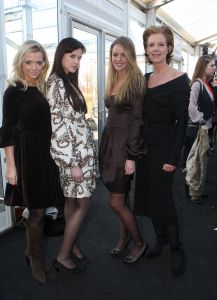 03-02-2009 SHOWBIZZ; ADDY V.D.KROMMENACKER LAAT MEER DAN 100 CREATIES WAPPEREN. Addy van den Krommenacker de maker van de weelderige avondjaponnen heeft in de mode wereld allang een gevestigde naam maar deed zijn naam eer aan om op de Amsterdam fashion week voor de eerste keer zijn modellen te tonen. Op een zelf ontworpen catwalk van spiegel platen met betoverend licht werd het weer een van de mooiste modeshows van de Amsterdam fashionweek. Vele Bn ers waren in het koude weer toch in grote getale op komen draven om te gaan genieten van al het moois wat Addy en zijn modeteam weer lieten zien.
foto: Albert den Iseger.