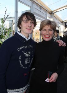 03-02-2009 SHOWBIZZ; ADDY V.D.KROMMENACKER LAAT MEER DAN 100 CREATIES WAPPEREN. Addy van den Krommenacker de maker van de weelderige avondjaponnen heeft in de mode wereld allang een gevestigde naam maar deed zijn naam eer aan om op de Amsterdam fashion week voor de eerste keer zijn modellen te tonen. Op een zelf ontworpen catwalk van spiegel platen met betoverend licht werd het weer een van de mooiste modeshows van de Amsterdam fashionweek. Vele Bn ers waren in het koude weer toch in grote getale op komen draven om te gaan genieten van al het moois wat Addy en zijn modeteam weer lieten zien.
foto: Albert den Iseger.