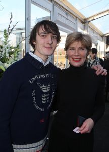 03-02-2009 SHOWBIZZ; ADDY V.D.KROMMENACKER LAAT MEER DAN 100 CREATIES WAPPEREN. Addy van den Krommenacker de maker van de weelderige avondjaponnen heeft in de mode wereld allang een gevestigde naam maar deed zijn naam eer aan om op de Amsterdam fashion week voor de eerste keer zijn modellen te tonen. Op een zelf ontworpen catwalk van spiegel platen met betoverend licht werd het weer een van de mooiste modeshows van de Amsterdam fashionweek. Vele Bn ers waren in het koude weer toch in grote getale op komen draven om te gaan genieten van al het moois wat Addy en zijn modeteam weer lieten zien.
foto: Albert den Iseger.