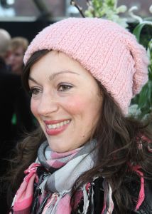 03-02-2009 SHOWBIZZ; ADDY V.D.KROMMENACKER LAAT MEER DAN 100 CREATIES WAPPEREN. Addy van den Krommenacker de maker van de weelderige avondjaponnen heeft in de mode wereld allang een gevestigde naam maar deed zijn naam eer aan om op de Amsterdam fashion week voor de eerste keer zijn modellen te tonen. Op een zelf ontworpen catwalk van spiegel platen met betoverend licht werd het weer een van de mooiste modeshows van de Amsterdam fashionweek. Vele Bn ers waren in het koude weer toch in grote getale op komen draven om te gaan genieten van al het moois wat Addy en zijn modeteam weer lieten zien.
foto: Albert den Iseger.