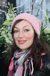 03-02-2009 SHOWBIZZ; ADDY V.D.KROMMENACKER LAAT MEER DAN 100 CREATIES WAPPEREN. Addy van den Krommenacker de maker van de weelderige avondjaponnen heeft in de mode wereld allang een gevestigde naam maar deed zijn naam eer aan om op de Amsterdam fashion week voor de eerste keer zijn modellen te tonen. Op een zelf ontworpen catwalk van spiegel platen met betoverend licht werd het weer een van de mooiste modeshows van de Amsterdam fashionweek. Vele Bn ers waren in het koude weer toch in grote getale op komen draven om te gaan genieten van al het moois wat Addy en zijn modeteam weer lieten zien.
foto: Albert den Iseger.