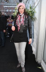 03-02-2009 SHOWBIZZ; ADDY V.D.KROMMENACKER LAAT MEER DAN 100 CREATIES WAPPEREN. Addy van den Krommenacker de maker van de weelderige avondjaponnen heeft in de mode wereld allang een gevestigde naam maar deed zijn naam eer aan om op de Amsterdam fashion week voor de eerste keer zijn modellen te tonen. Op een zelf ontworpen catwalk van spiegel platen met betoverend licht werd het weer een van de mooiste modeshows van de Amsterdam fashionweek. Vele Bn ers waren in het koude weer toch in grote getale op komen draven om te gaan genieten van al het moois wat Addy en zijn modeteam weer lieten zien.
foto: Albert den Iseger.