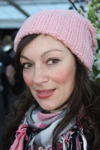 03-02-2009 SHOWBIZZ; ADDY V.D.KROMMENACKER LAAT MEER DAN 100 CREATIES WAPPEREN. Addy van den Krommenacker de maker van de weelderige avondjaponnen heeft in de mode wereld allang een gevestigde naam maar deed zijn naam eer aan om op de Amsterdam fashion week voor de eerste keer zijn modellen te tonen. Op een zelf ontworpen catwalk van spiegel platen met betoverend licht werd het weer een van de mooiste modeshows van de Amsterdam fashionweek. Vele Bn ers waren in het koude weer toch in grote getale op komen draven om te gaan genieten van al het moois wat Addy en zijn modeteam weer lieten zien.
foto: Albert den Iseger.
