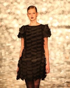 03-02-2009 SHOWBIZZ; ADDY V.D.KROMMENACKER LAAT MEER DAN 100 CREATIES WAPPEREN. Addy van den Krommenacker de maker van de weelderige avondjaponnen heeft in de mode wereld allang een gevestigde naam maar deed zijn naam eer aan om op de Amsterdam fashion week voor de eerste keer zijn modellen te tonen. Op een zelf ontworpen catwalk van spiegel platen met betoverend licht werd het weer een van de mooiste modeshows van de Amsterdam fashionweek. Vele Bn ers waren in het koude weer toch in grote getale op komen draven om te gaan genieten van al het moois wat Addy en zijn modeteam weer lieten zien.
foto: Albert den Iseger.