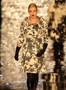 03-02-2009 SHOWBIZZ; ADDY V.D.KROMMENACKER LAAT MEER DAN 100 CREATIES WAPPEREN. Addy van den Krommenacker de maker van de weelderige avondjaponnen heeft in de mode wereld allang een gevestigde naam maar deed zijn naam eer aan om op de Amsterdam fashion week voor de eerste keer zijn modellen te tonen. Op een zelf ontworpen catwalk van spiegel platen met betoverend licht werd het weer een van de mooiste modeshows van de Amsterdam fashionweek. Vele Bn ers waren in het koude weer toch in grote getale op komen draven om te gaan genieten van al het moois wat Addy en zijn modeteam weer lieten zien.
foto: Albert den Iseger.
