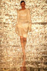 03-02-2009 SHOWBIZZ; ADDY V.D.KROMMENACKER LAAT MEER DAN 100 CREATIES WAPPEREN. Addy van den Krommenacker de maker van de weelderige avondjaponnen heeft in de mode wereld allang een gevestigde naam maar deed zijn naam eer aan om op de Amsterdam fashion week voor de eerste keer zijn modellen te tonen. Op een zelf ontworpen catwalk van spiegel platen met betoverend licht werd het weer een van de mooiste modeshows van de Amsterdam fashionweek. Vele Bn ers waren in het koude weer toch in grote getale op komen draven om te gaan genieten van al het moois wat Addy en zijn modeteam weer lieten zien.
foto: Albert den Iseger.