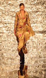 03-02-2009 SHOWBIZZ; ADDY V.D.KROMMENACKER LAAT MEER DAN 100 CREATIES WAPPEREN. Addy van den Krommenacker de maker van de weelderige avondjaponnen heeft in de mode wereld allang een gevestigde naam maar deed zijn naam eer aan om op de Amsterdam fashion week voor de eerste keer zijn modellen te tonen. Op een zelf ontworpen catwalk van spiegel platen met betoverend licht werd het weer een van de mooiste modeshows van de Amsterdam fashionweek. Vele Bn ers waren in het koude weer toch in grote getale op komen draven om te gaan genieten van al het moois wat Addy en zijn modeteam weer lieten zien.
foto: Albert den Iseger.