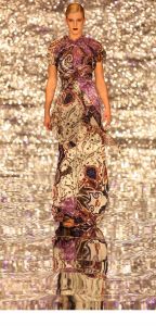 03-02-2009 SHOWBIZZ; ADDY V.D.KROMMENACKER LAAT MEER DAN 100 CREATIES WAPPEREN. Addy van den Krommenacker de maker van de weelderige avondjaponnen heeft in de mode wereld allang een gevestigde naam maar deed zijn naam eer aan om op de Amsterdam fashion week voor de eerste keer zijn modellen te tonen. Op een zelf ontworpen catwalk van spiegel platen met betoverend licht werd het weer een van de mooiste modeshows van de Amsterdam fashionweek. Vele Bn ers waren in het koude weer toch in grote getale op komen draven om te gaan genieten van al het moois wat Addy en zijn modeteam weer lieten zien.
foto: Albert den Iseger.