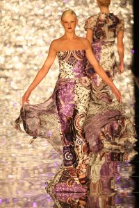 03-02-2009 SHOWBIZZ; ADDY V.D.KROMMENACKER LAAT MEER DAN 100 CREATIES WAPPEREN. Addy van den Krommenacker de maker van de weelderige avondjaponnen heeft in de mode wereld allang een gevestigde naam maar deed zijn naam eer aan om op de Amsterdam fashion week voor de eerste keer zijn modellen te tonen. Op een zelf ontworpen catwalk van spiegel platen met betoverend licht werd het weer een van de mooiste modeshows van de Amsterdam fashionweek. Vele Bn ers waren in het koude weer toch in grote getale op komen draven om te gaan genieten van al het moois wat Addy en zijn modeteam weer lieten zien.
foto: Albert den Iseger.