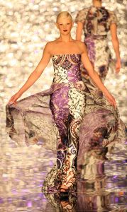 03-02-2009 SHOWBIZZ; ADDY V.D.KROMMENACKER LAAT MEER DAN 100 CREATIES WAPPEREN. Addy van den Krommenacker de maker van de weelderige avondjaponnen heeft in de mode wereld allang een gevestigde naam maar deed zijn naam eer aan om op de Amsterdam fashion week voor de eerste keer zijn modellen te tonen. Op een zelf ontworpen catwalk van spiegel platen met betoverend licht werd het weer een van de mooiste modeshows van de Amsterdam fashionweek. Vele Bn ers waren in het koude weer toch in grote getale op komen draven om te gaan genieten van al het moois wat Addy en zijn modeteam weer lieten zien.
foto: Albert den Iseger.