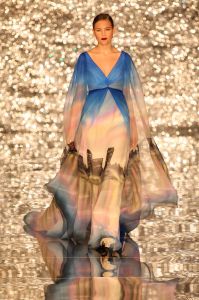 03-02-2009 SHOWBIZZ; ADDY V.D.KROMMENACKER LAAT MEER DAN 100 CREATIES WAPPEREN. Addy van den Krommenacker de maker van de weelderige avondjaponnen heeft in de mode wereld allang een gevestigde naam maar deed zijn naam eer aan om op de Amsterdam fashion week voor de eerste keer zijn modellen te tonen. Op een zelf ontworpen catwalk van spiegel platen met betoverend licht werd het weer een van de mooiste modeshows van de Amsterdam fashionweek. Vele Bn ers waren in het koude weer toch in grote getale op komen draven om te gaan genieten van al het moois wat Addy en zijn modeteam weer lieten zien.
foto: Albert den Iseger.