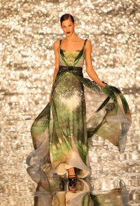 03-02-2009 SHOWBIZZ; ADDY V.D.KROMMENACKER LAAT MEER DAN 100 CREATIES WAPPEREN. Addy van den Krommenacker de maker van de weelderige avondjaponnen heeft in de mode wereld allang een gevestigde naam maar deed zijn naam eer aan om op de Amsterdam fashion week voor de eerste keer zijn modellen te tonen. Op een zelf ontworpen catwalk van spiegel platen met betoverend licht werd het weer een van de mooiste modeshows van de Amsterdam fashionweek. Vele Bn ers waren in het koude weer toch in grote getale op komen draven om te gaan genieten van al het moois wat Addy en zijn modeteam weer lieten zien.
foto: Albert den Iseger.